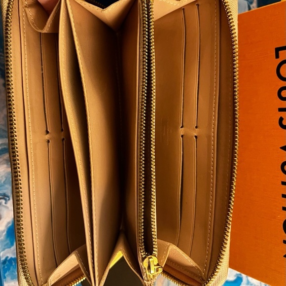 ⭐️ Louis Vuitton Authentic tan/butterscotch zippy Vernis wallet GUC - Picture 16 of 16